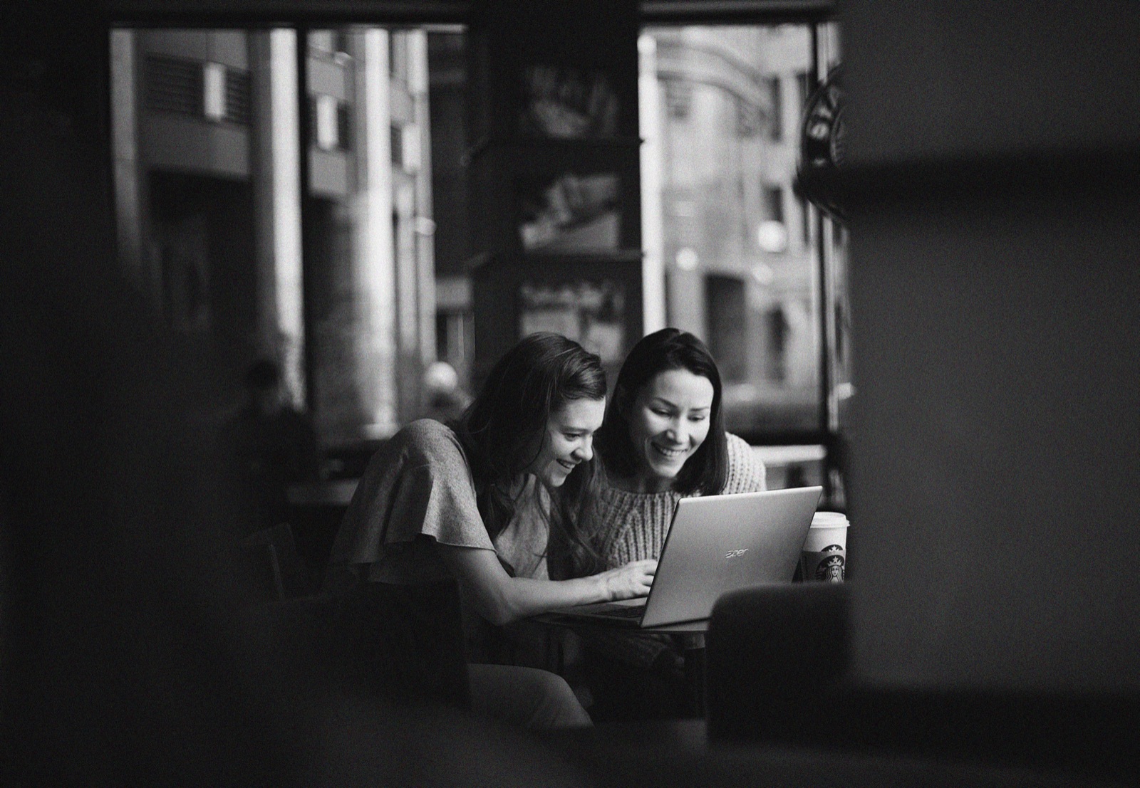 Zwei Personen arbeiten gemeinsam am Laptop